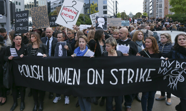 Tisuće Poljakinja u crnini prosvjedovale protiv zabrane pobačaja