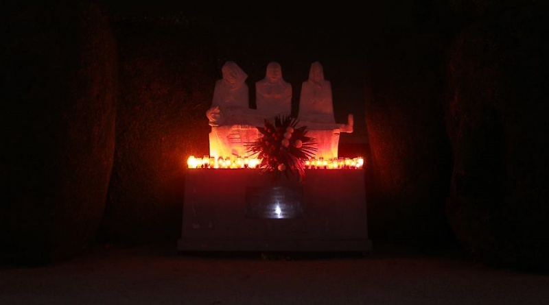 Spomenik na fotografiji je rad Čakovčanca Luje Bezeredyja "Oplakivanje", a posvećen je žrtvama NOB-e i nalazi se na čakovečkom groblju - Daniel Hampamer Kiga