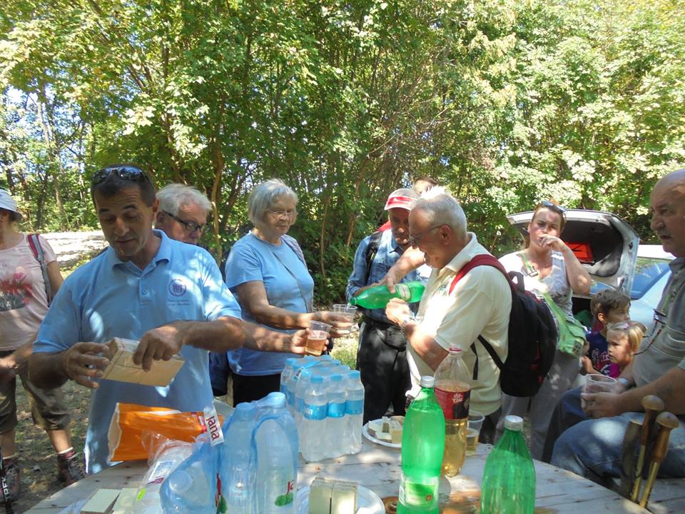 Na plus 30 stupnjeva domaćini su nas ponudili osvježenjem !!!hvala načelniku općine Visoko.