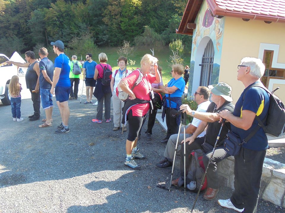 Okupljanje planinara prije polaska na utvrdu...