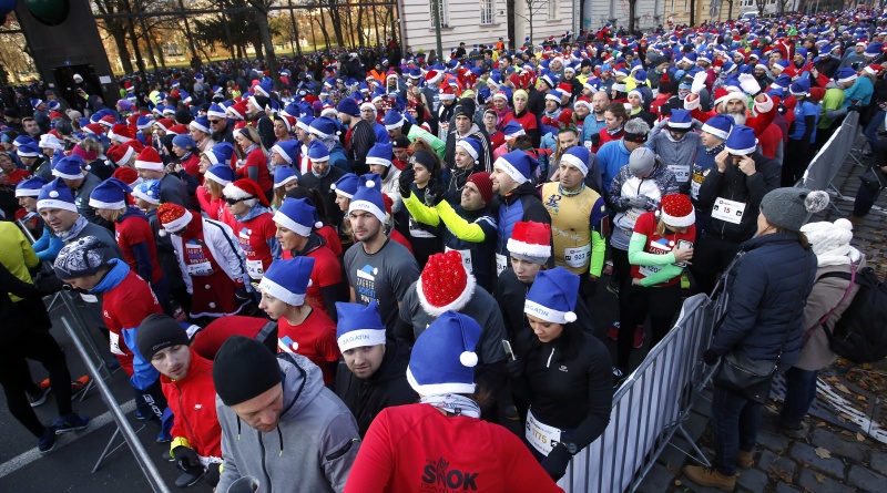 Više od 2.500 kostimiranih trkača i hodača sudjelovalo u Zagreb Advent Runu
