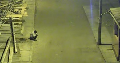 Što ovaj dječak radi svaku večer pod uličnom svjetiljkom?