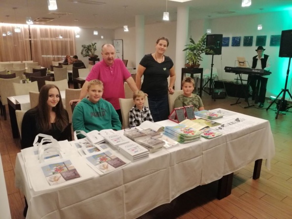 Učenici: Nikica Luburić, Niko Luburić, Leona Novak, Hrvoje Levatić Stoje: predsjednik udruge Mlada pera Gorkić Taradi i mentorica Lidija Novak Levatić, prof.