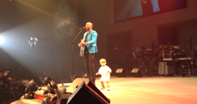 Video: Mali Ethan je samo htio zagrliti svog tatu koji je imao koncert, a onda mu je ”ukrao” cijeli show