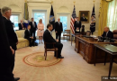 Fotografija Vučića kako sjedi na stolici ispred Trumpa
