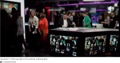 Ruski novinari tijekom TV prijenosa uživo dali ostavku uz riječi "Ne ratu!" i napustili studio