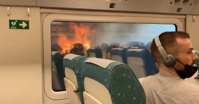 Šumski požar zahvatio putnički vlak, ljudi bježali kroz prozore da se spase