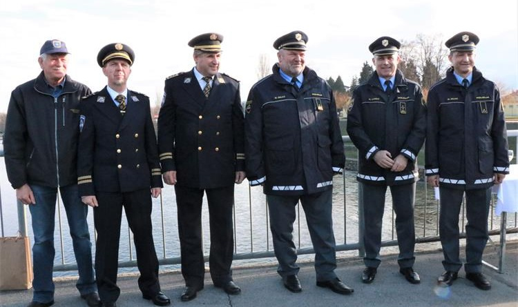 Predstavnici hrvatske i slovenske policije susreli su se točno u podne na cestovnom mostu preko rijeke Mure