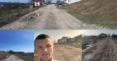 Tinejdžer sam popravlja rupe na cesti kad općina ne može