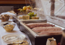 No, ova plemenita inicijativa ne završava samo na darivanju hrane. Restoran je posebno istaknuo da će prednost imati obitelji s djecom koje su “financijski slabije”. Uz to, postoji i mala napomena za one koji žele iskoristiti ovu ponudu – potrebno je donijeti vlastite posude u navedenom vremenskom intervalu kako bi se višak hrane mogao sigurno preuzeti. Lokacija restorana je Diklo, smještena poslije hotela Delfin, a kako bi se sve dodatne informacije doznale, zainteresirani mogu kontaktirati restoran putem privatne poruke na Facebooku. Ova gesta naišla je na veliki odaziv i podršku pratitelja restorana na društvenim mrežama. Iako svijet često zauzet svakodnevnim briga i obavezama, ova priča nam pruža podsjetnik na to da se dobrota i humanost uvijek mogu pronaći, čak i u jednostavnim gestama poput ovog darežljivog postupka.