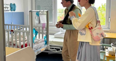 CRVENI NOSOVI jučer su ispunili Odjel pedijatrije Županijske bolnice Čakovec smijehom i vedrinom. Svojom su posjetom razveselili najmlađe pacijente i njihove roditelje, podsjetivši sve okupljene koliko radost i podrška mogu značiti u izazovnim životnim trenucima.