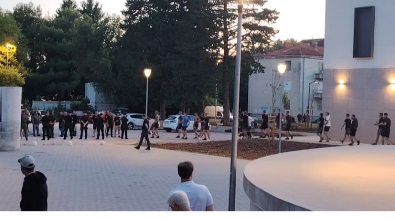Prosvjed branitelja zaustavio predstavu na festivalu „Nosi se“ u Benkovcu